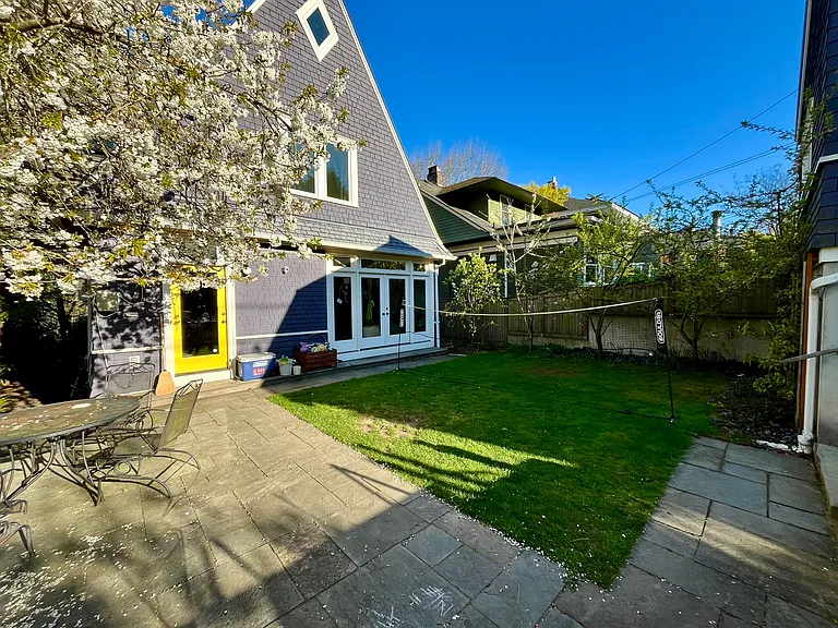 1223 17th Ave E — Photo 45