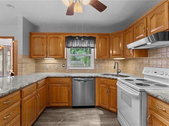 5th image of 18200 Hanthorne Dr