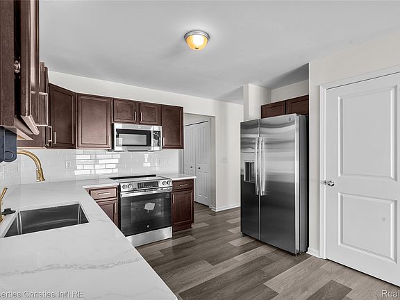 5th image of 8107 Hubbard St