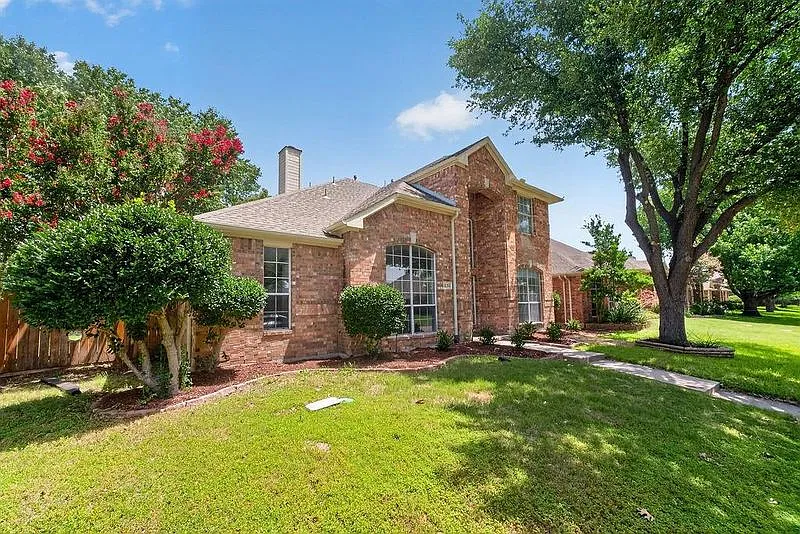 4 bed, 2.5 bath, 2416 sqft, $2,800 — Photo 3