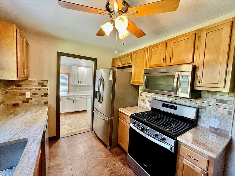 2727 Hall St — Photo 17