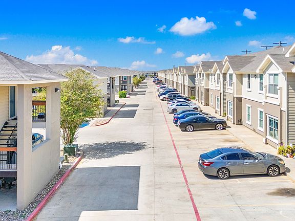 212_Obsidian_D-4 - Exterior of La Joya Apartments in Laredo, Texas, featuring a residential area with parked cars in driveways.