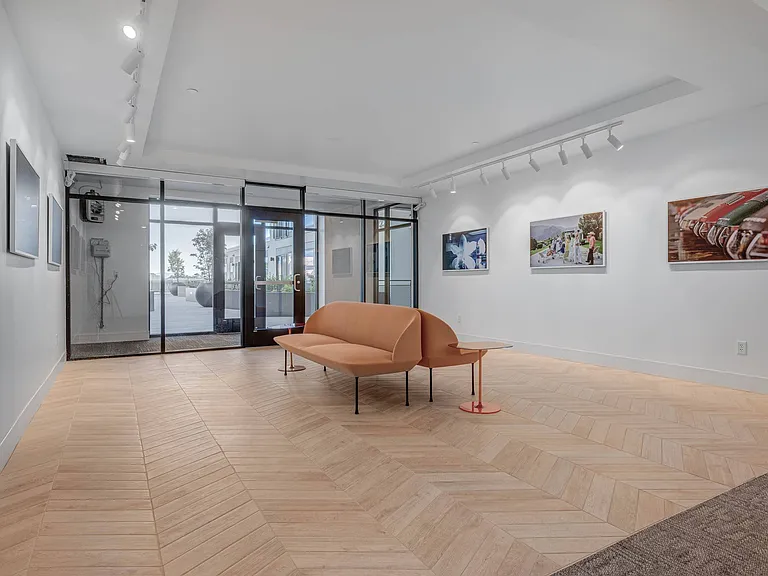 One Burton — Photo 28