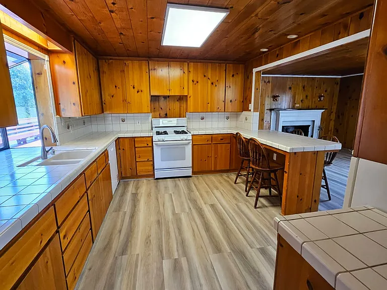 1155 Swanson Ln — Photo 4