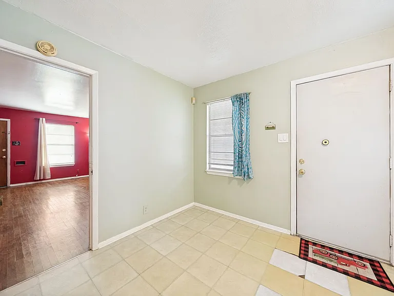 1431 Aransas Ave — Photo 9