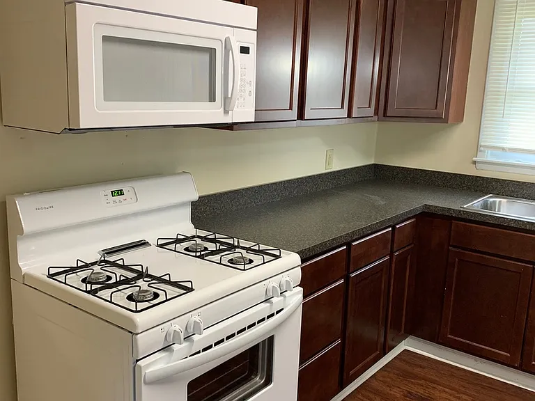 324 Westminster Ave — Photo 2