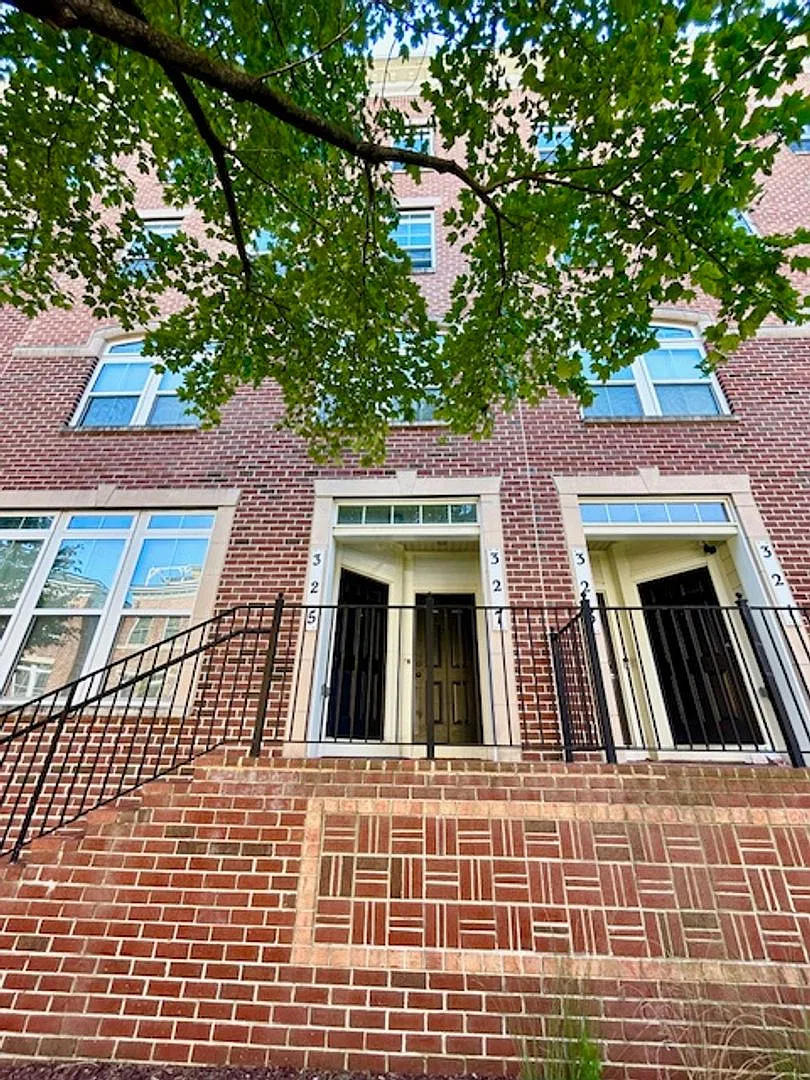 Large Townhome with Garage - Lovely Gaithersburg Living — Photo 3