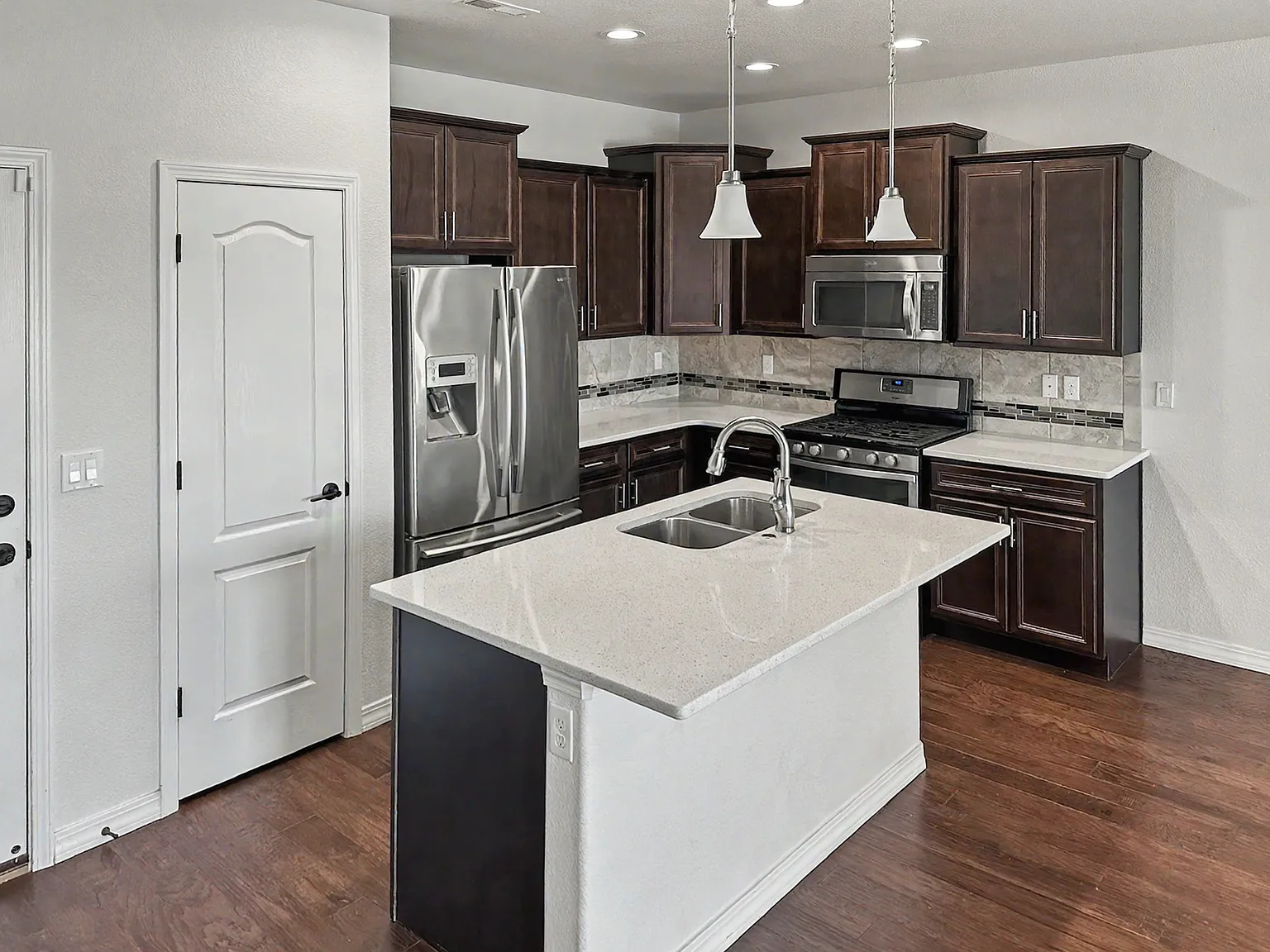 2 bed, 2.5 bath, 1333 sqft, $2,300 — Photo 2