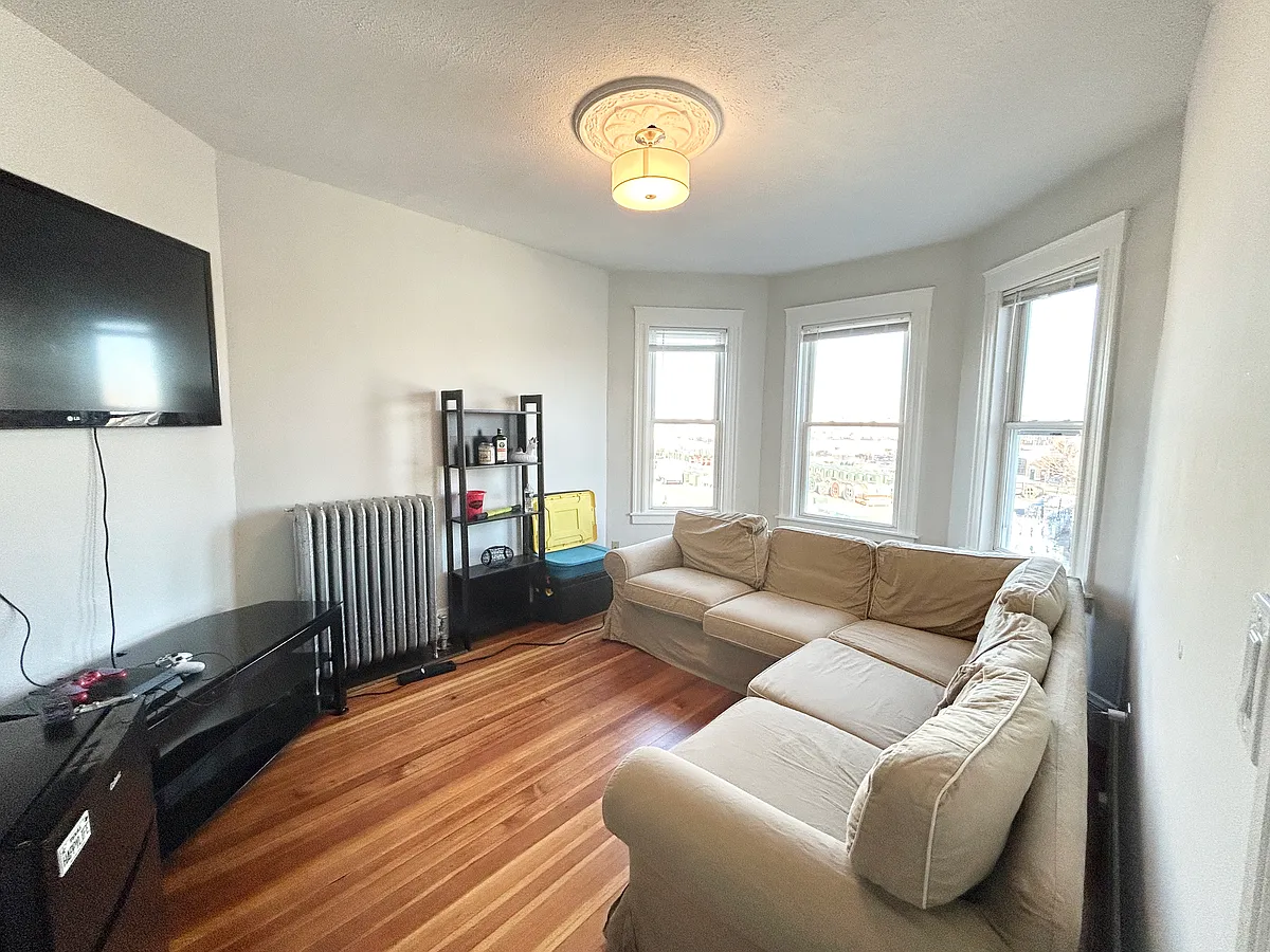 Building Photo - 151 E Cottage St #3R