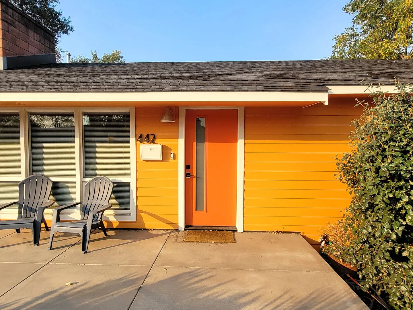 Charming single-level home. Monthly rental, fully furnished + all utilities. Fantastic location! — Photo 2
