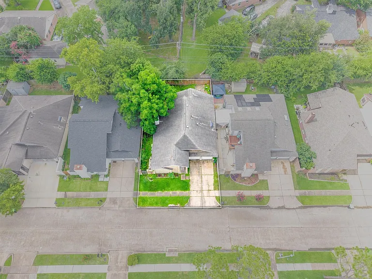 7815 Royan Dr — Photo 21