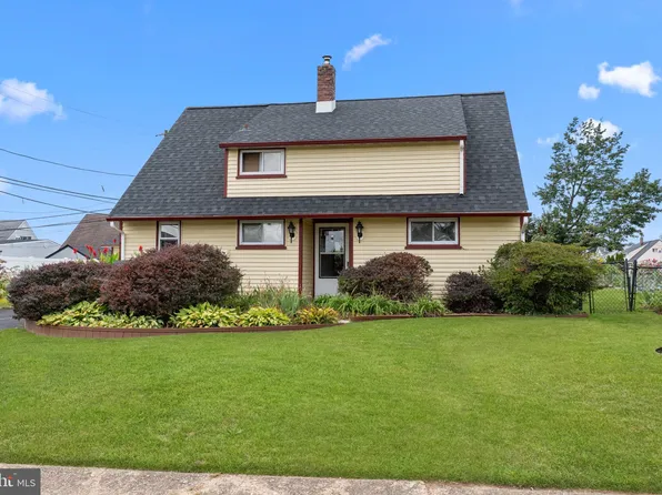 67 Greenbriar Rd, Levittown, PA 19057