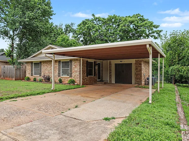 1715 Edgewood Dr — Photo 4