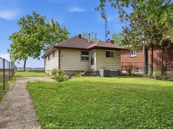 1437 Heritage Rd, Kingsville, ON N9Y 2E6