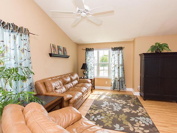 4th image of 220 Sterling Dr