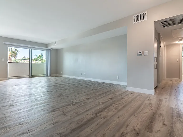 Bixby Hill Apartments — Photo 22
