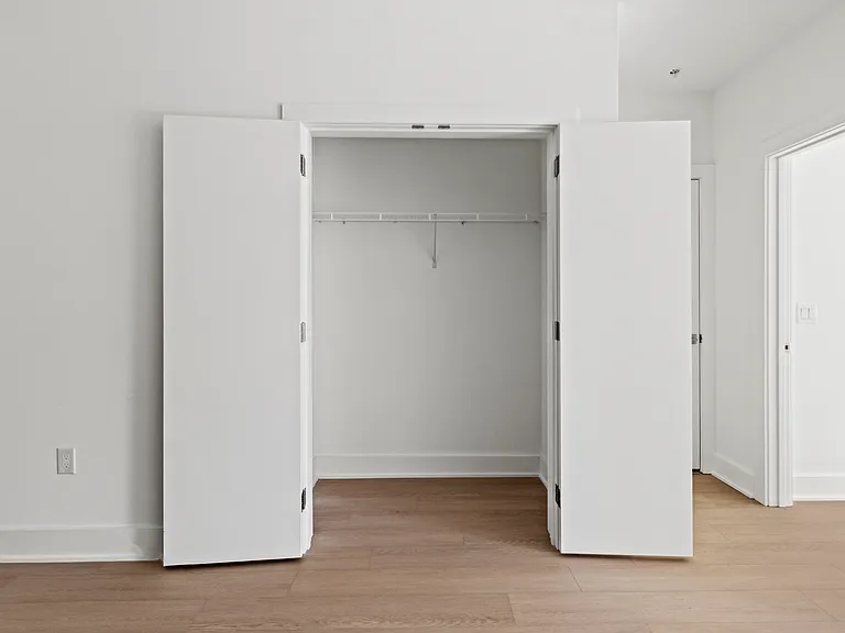extra storage space in foyer
*photo of similar unit, exact finishes and layouts may vary*