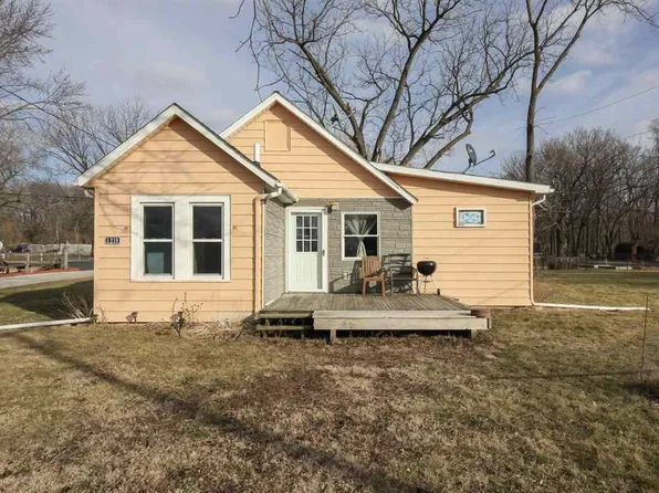 1219 Devils Glen Rd, Bettendorf, IA 52722