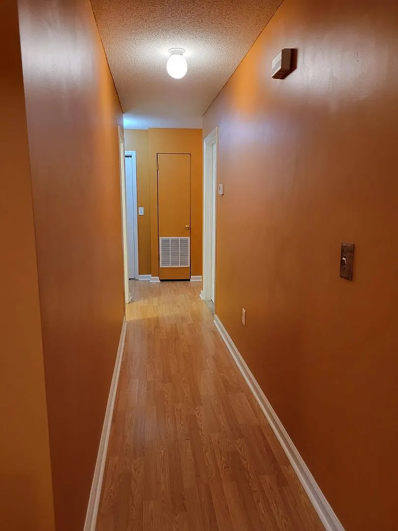 Spacious 3BR/2BA Lakeland Home with Open Floor Plan, Fireplace & Fenced Backyard — Photo 4
