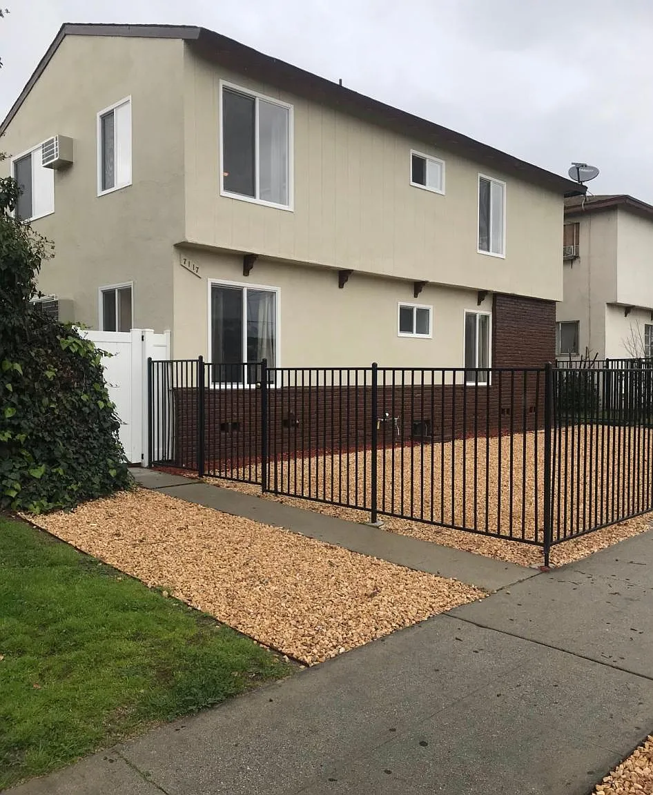 7117 Whitsett Ave — Photo 1