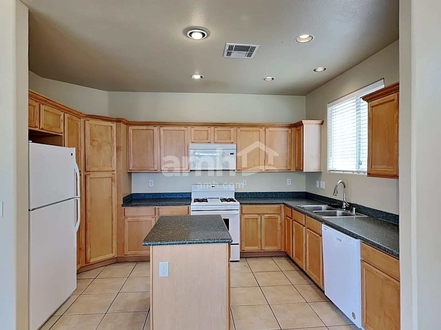 3 bed, 2.5 bath, 2045 sqft, $2,355 — Photo 3
