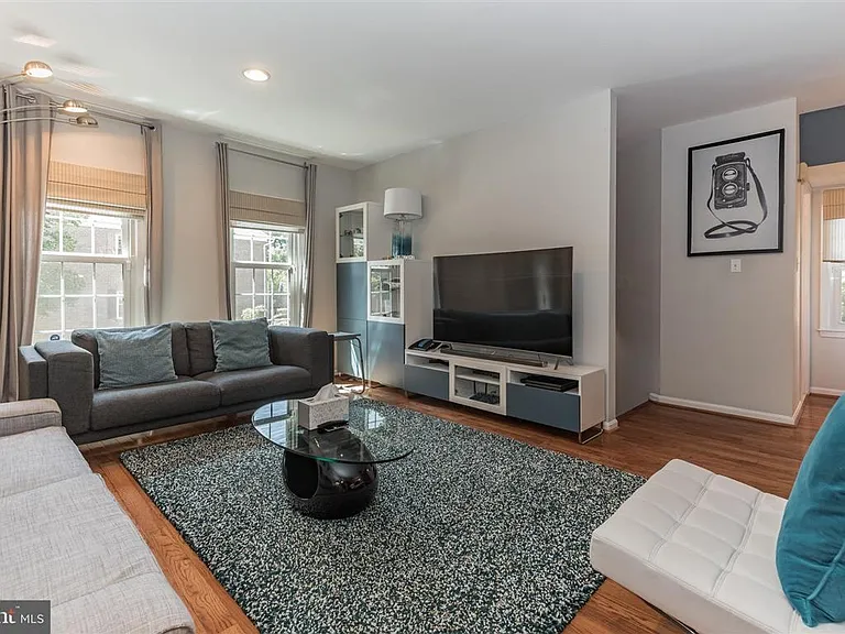 Living Room (photo 1/2)
