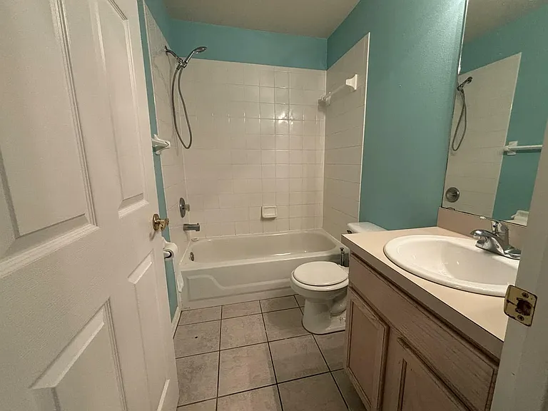 2487 Saint Augustine Blvd — Photo 14