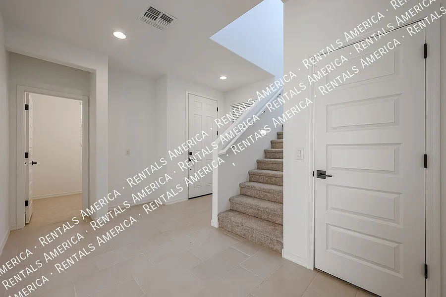 4 bed, 2.5 bath, 1961 sqft, $2,300 — Photo 4