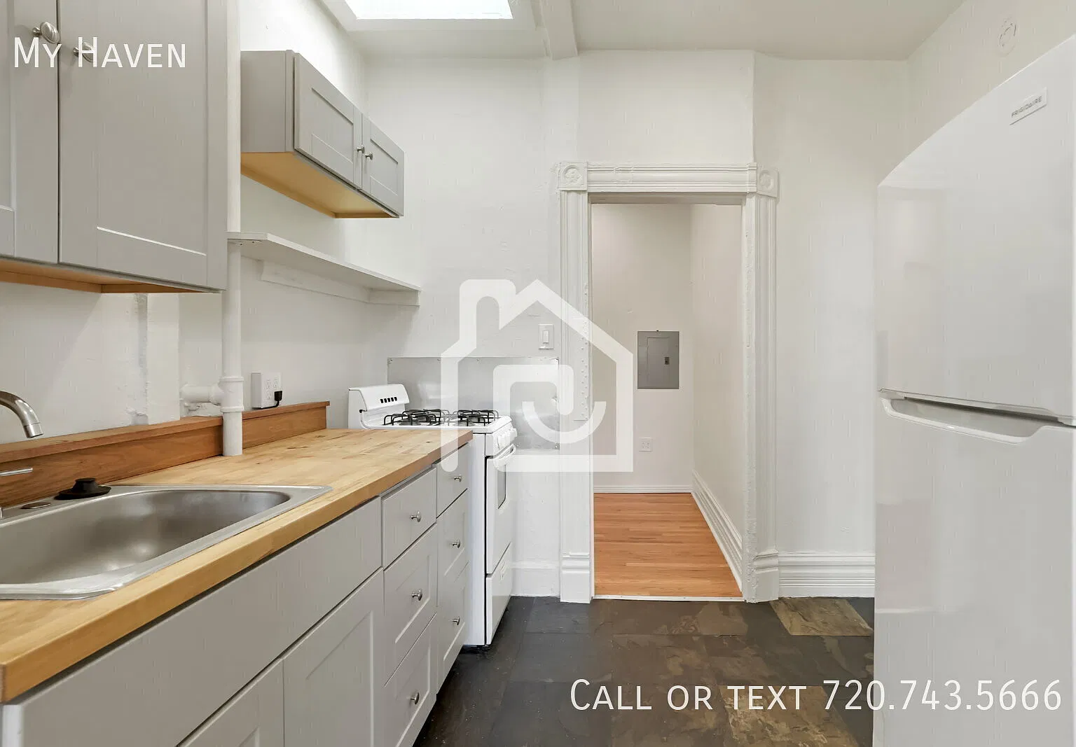 Charming 1-Bedroom Apartment with Balcony in Denver's Whittier Neighborhood — Photo 4