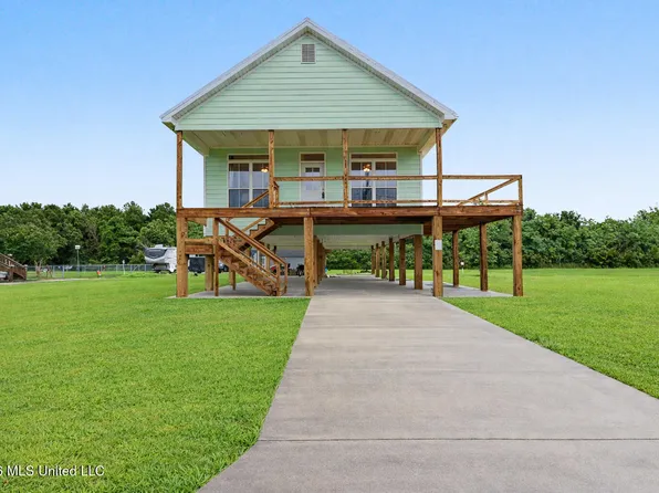 126 Farrar Ln, Waveland, MS 39576