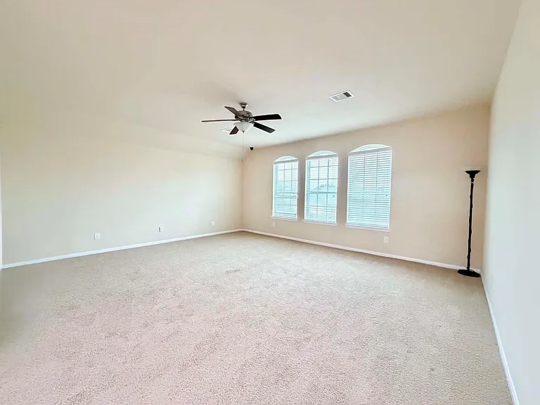 1247 S Maple Dr — Photo 16