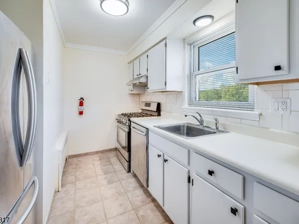 14 Wedgewood Dr APT 18, Verona, NJ 07044