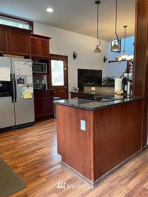 4 bed, 2.5 bath, 2405 sqft, $3,400 — Photo 3