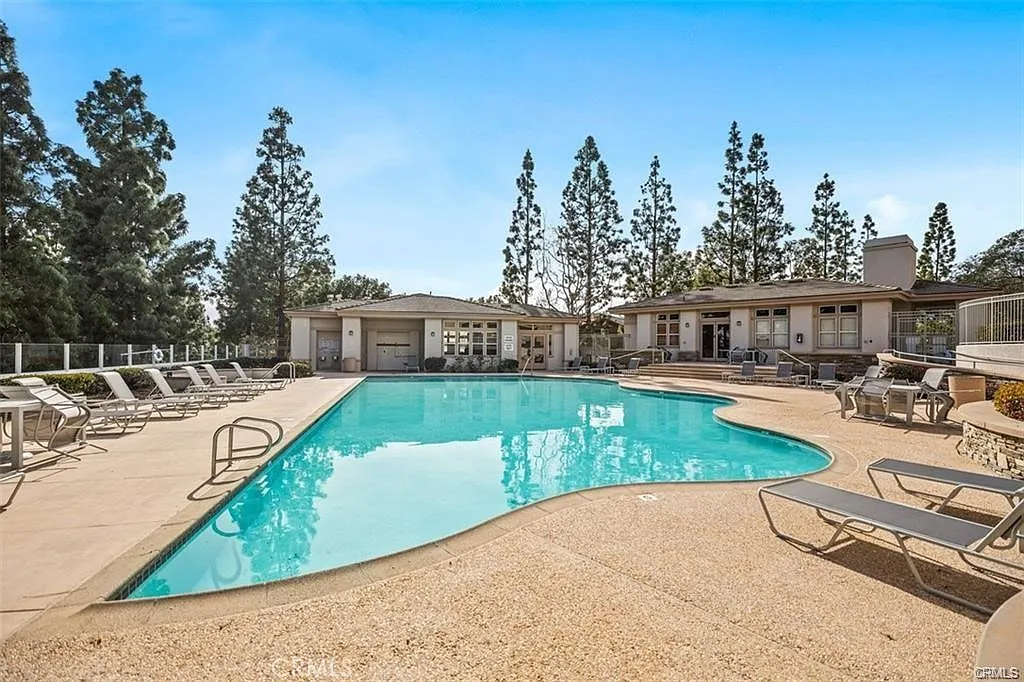 3 bed, 2.5 bath, 1361 sqft, $3,700 — Photo 3