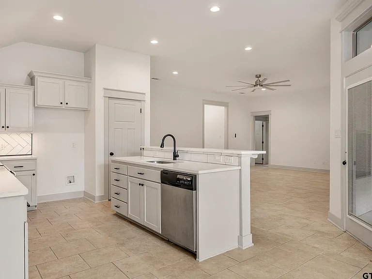7343 Rockpoint Ln — Photo 10