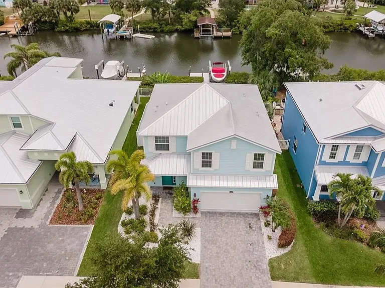 425 Bahama Grande Blvd — Photo 2