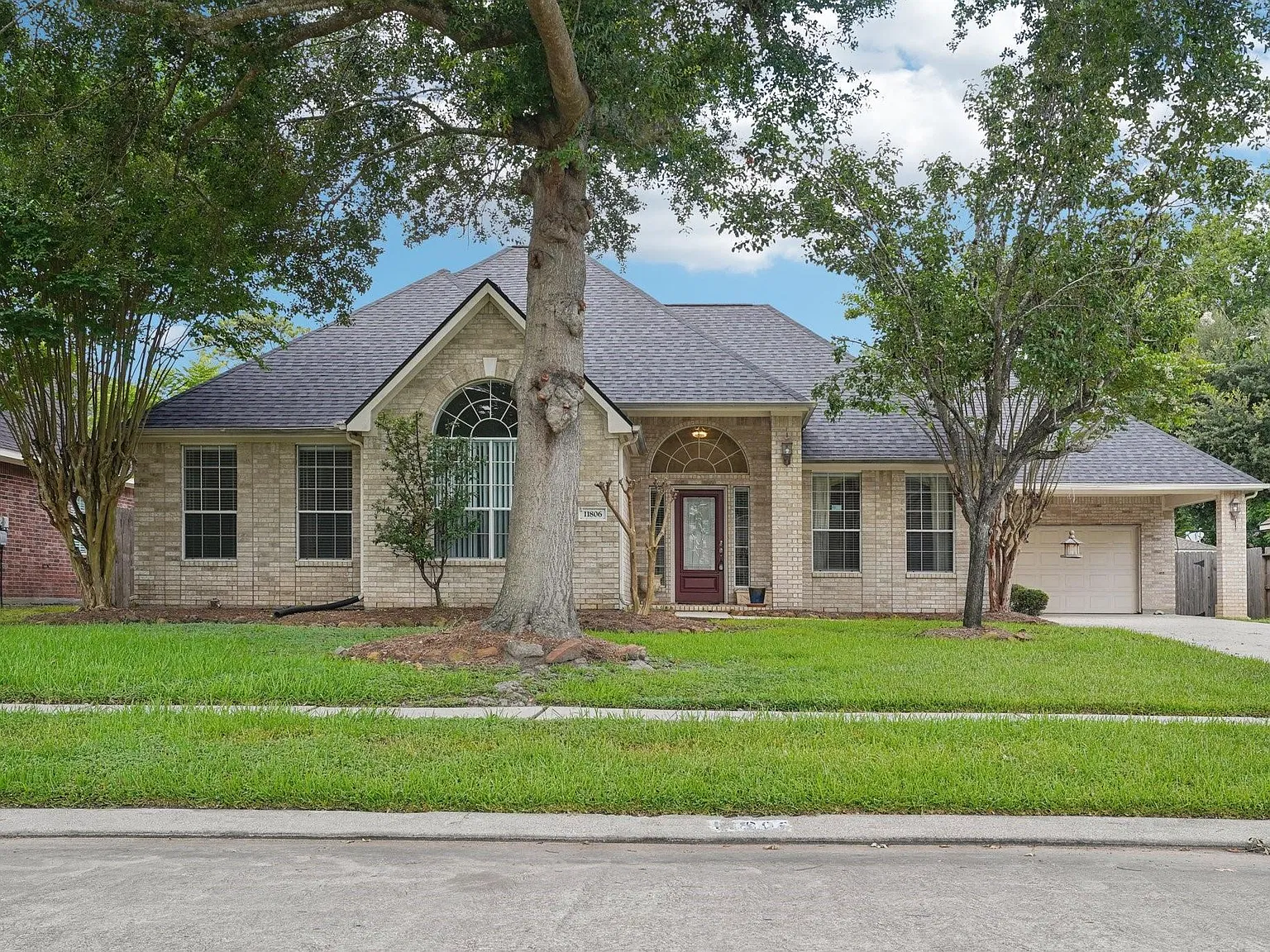 3 bed, 2.0 bath, 2346 sqft, $2,350 — Photo 1