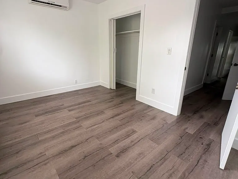 28 E 47th St — Photo 3