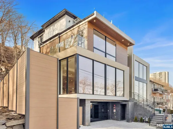 582A Undercliff Ave, Edgewater, NJ 07020