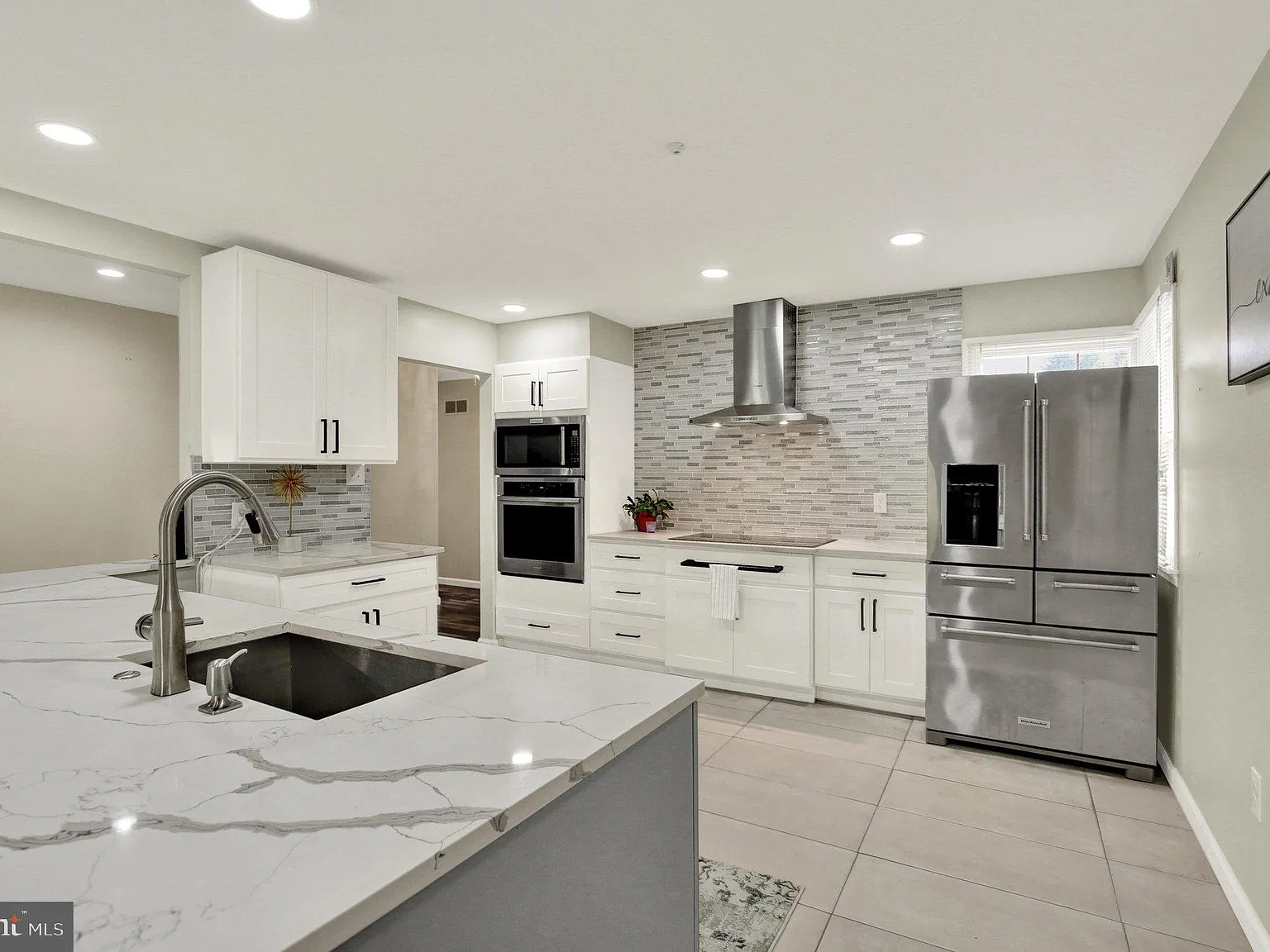 2 bed, 2.5 bath, 3000 sqft, $3,800 — Photo 3