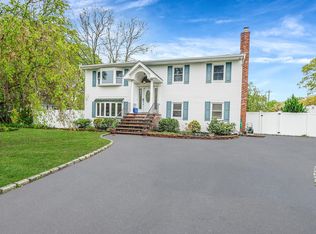 55 Ridgewood Dr, Shirley, NY 11967