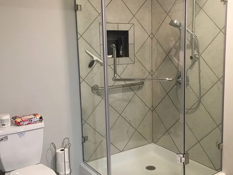basement full bath.