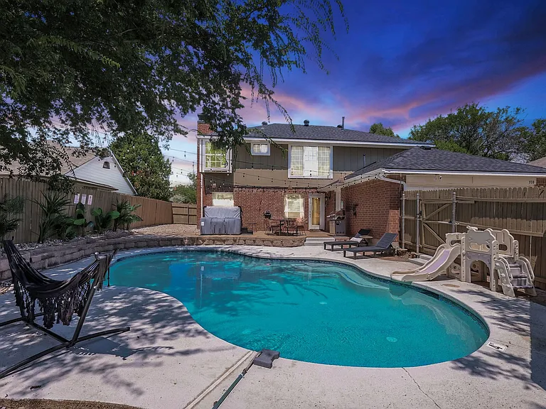 708 Azalea Dr — Photo 2