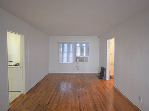 3rd image of 11041 Moorpark St APT 02