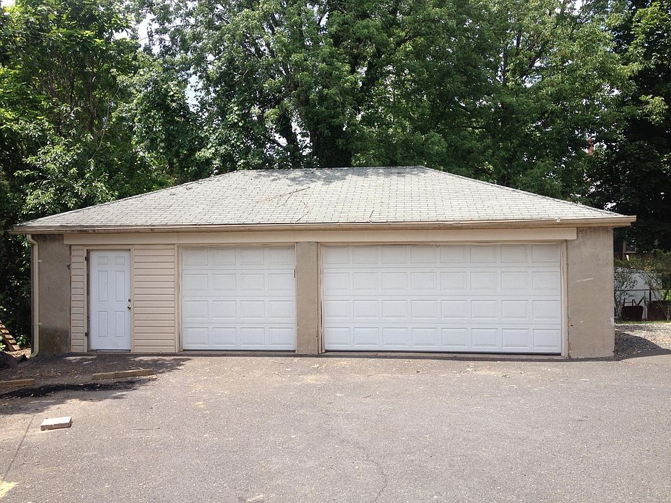 Separate building. Residential area. 
3+ car parking inside.
Secure ,heated office room.
2+ cars can be parked upfront.