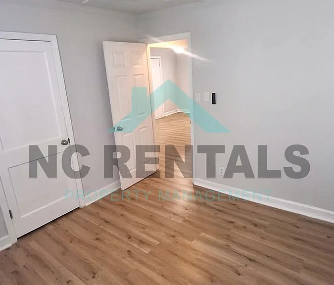 1323 Mayfair Ave — Photo 8