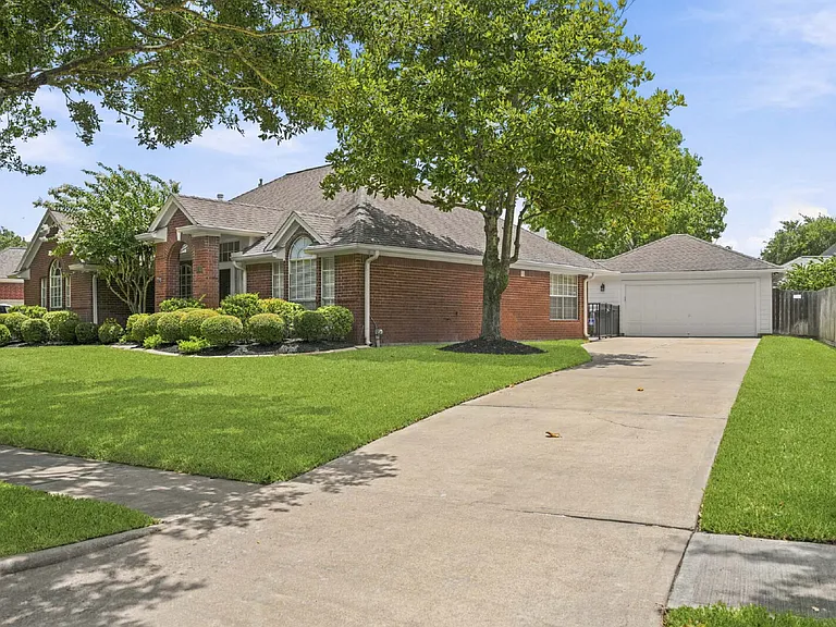 1735 Berkoff Dr — Photo 2