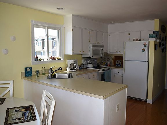 2nd image of 101 47th St #C