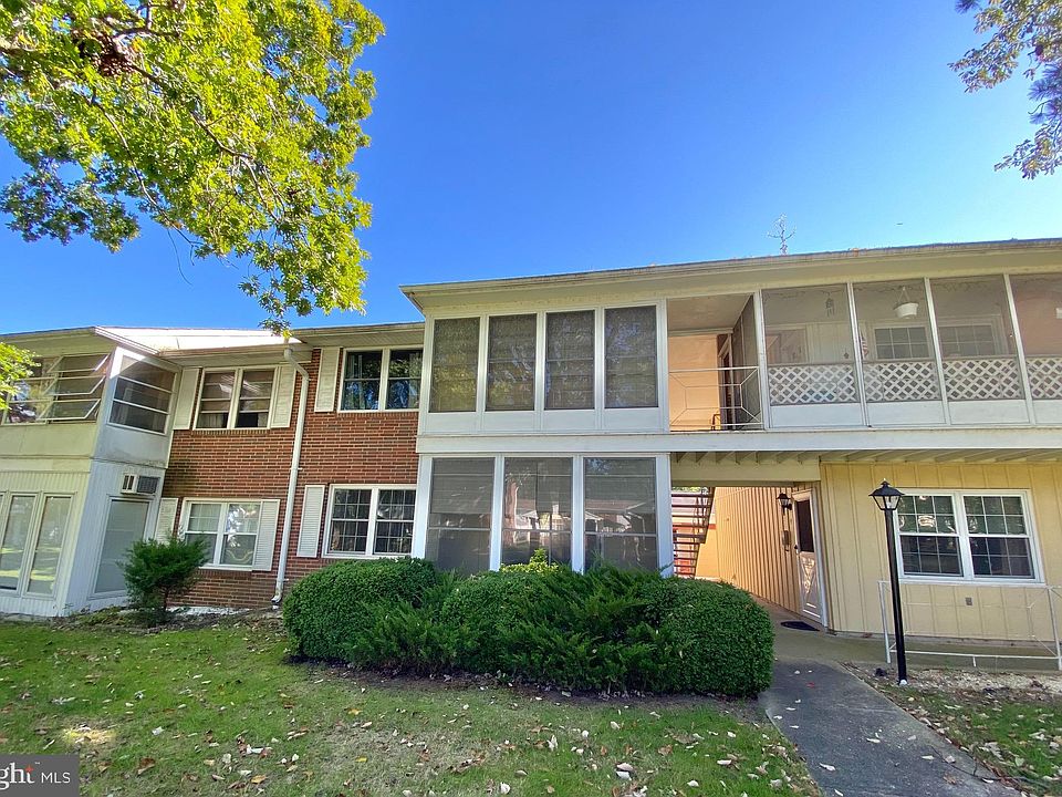 1st image of 38-38L Cambridge Ct #2012