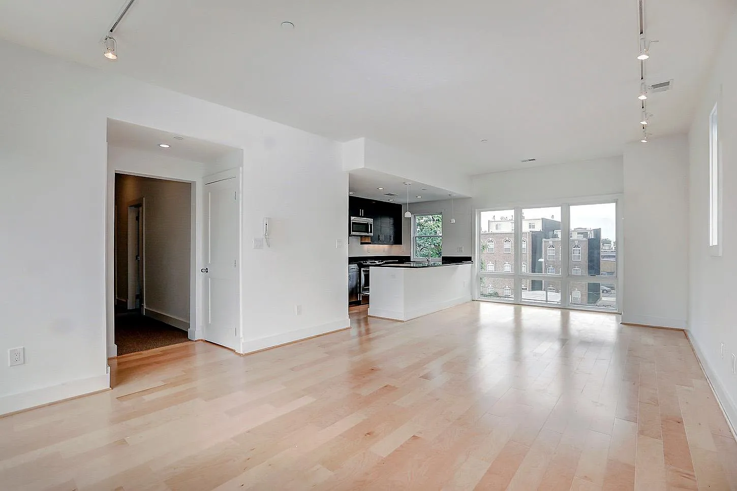 3 bed, 1300 sqft, $3,495 — Photo 2